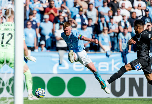 Malmö FFs Anders Christiansen och Halmstads målvakt Tim