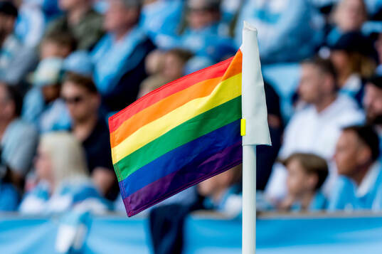 Hörnflaggan i regnbågsfärger