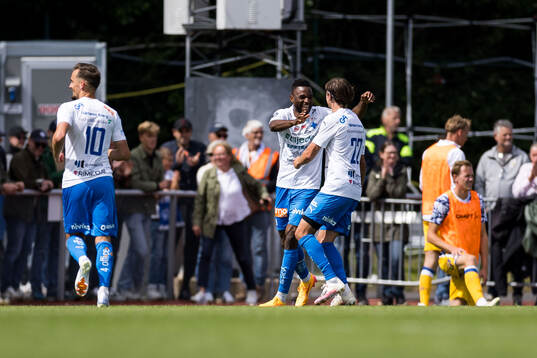 Värnamos Johnbosco Samuel Kalu jublar med Simon Thern