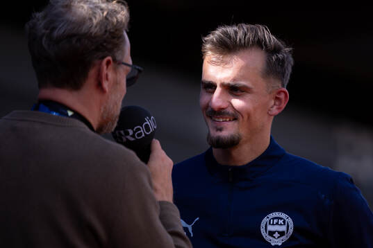 Värnamos Ajdin Zeljkovic blir intervjuad