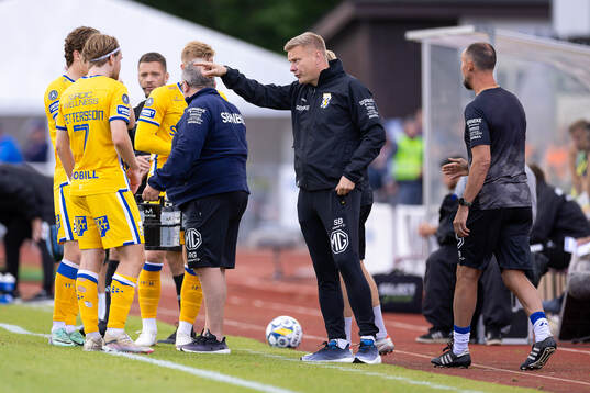 IFK Göteborgs Oscar Pettersson pratar med tränare Stefan