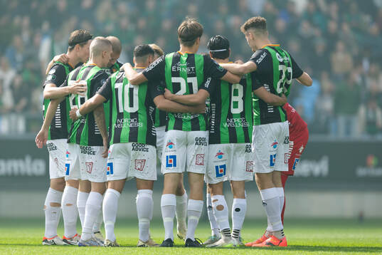 GAIS spelare samlade innan fotbollsmatchen i Allsvenskan