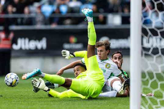 Hammarbys målvakt Oliver Dovin och Hampus Skoglund mot