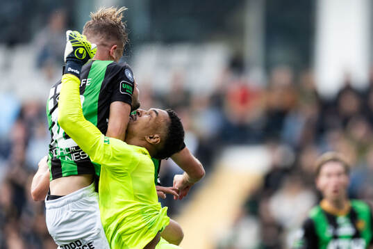 GAIS Alexander Ahl Holmström och Hammarbys målvakt Oliver