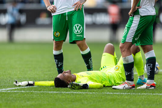 Hammarbys målvakt Oliver Dovin har ont
