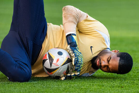 Goalkeeper Mike Maignan at a training session with France