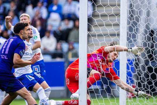 Djurgårdens Deniz Hummet gör 0-1 bakom IFK Norrköpings
