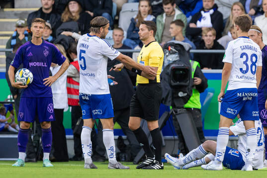 IFK Norrköpings Christoffer Nyman samtalar med Domare
