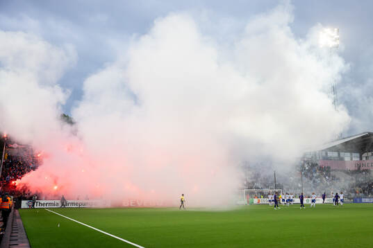 Bengaler tänds på Djurgårdens supporterläktare