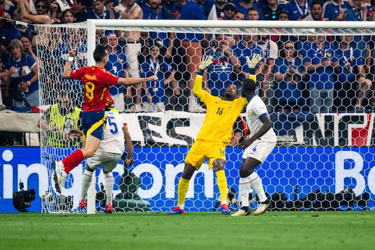 Fabian Ruiz Pena of Spain against goalkeeper Mike Maignan