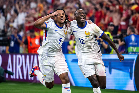 Jules Koundé and Randal Kolo Muani of France celebrate
