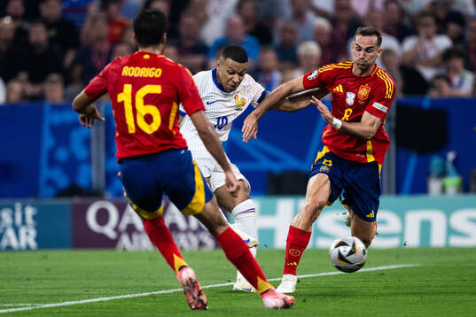 Kylian Mbappé of France and Fabian Ruiz Pena of Spain