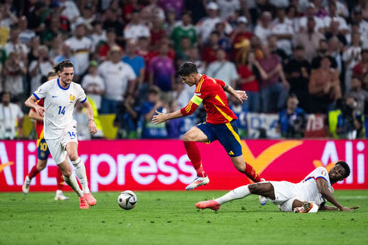 Adrien Rabiot and Aurélien Tchouameni of France against