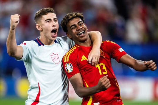 Fermin Lopez Marin and Lamine Yamal of Spain celebrate