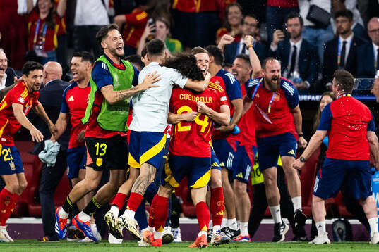 Players of Spain celebrate
