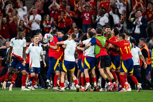 Players of Spain celebrate