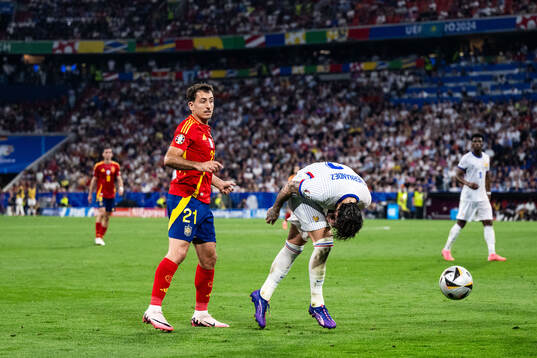 Mikel Oyarzabal of Spain och Theo Hernandez of France