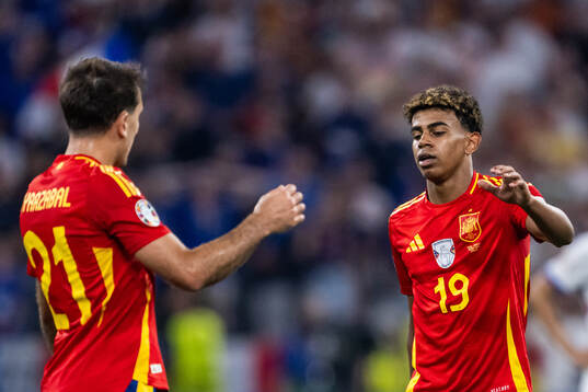 Mikel Oyarzabal and Lamine Yamal of Spain