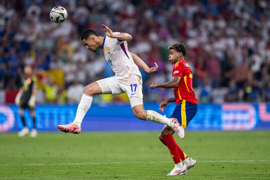 William Saliba of France and Lamine Yamal of Spain