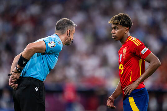 Referee Slavko Vincic and Lamine Yamal of Spain
