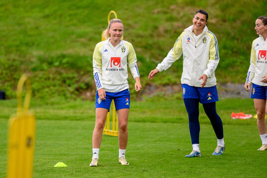 Matilda Vinberg and goalkeeper Zecira Musovic