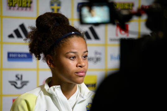Felicia Schröder is being interviewed