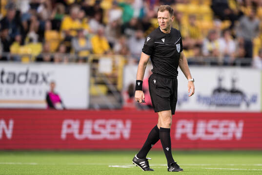Referee Dmytro Panchyshyn