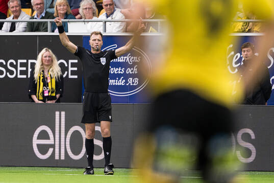Referee Dmytro Panchyshyn awards a penalty for Elfsborg