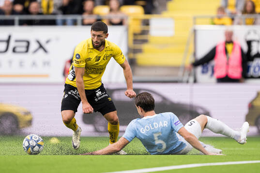 Arber Zeneli of Elfsborg and David Goldar Gomez of Pafos