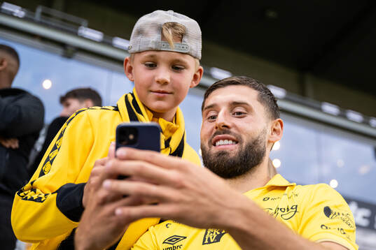 Arber Zeneli of Elfsborg with supporters