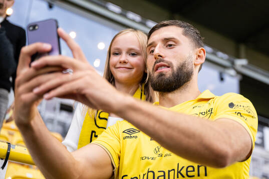 Arber Zeneli of Elfsborg with supporters