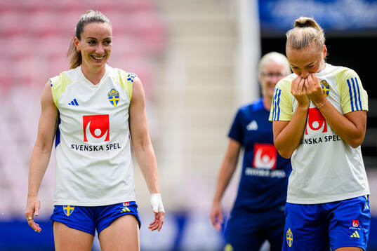 Kosovare Asllani and Hanna Bennison of the Swedish women's