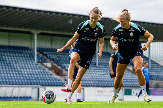 Caroline Graham Hansen and Guro Bergsvand of the Norwegian