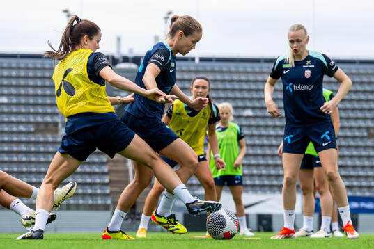 Tuva Hansen and Guro Reiten of the Norwegian women's