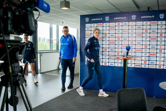 Media officer Henning Sverdrup and head coach Gemma