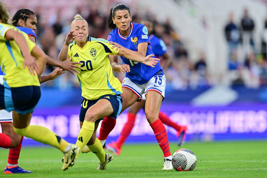 Hanna Bennison of Sweden and Kenza Dali of France