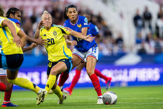 Hanna Bennison of Sweden and Kenza Dali of France