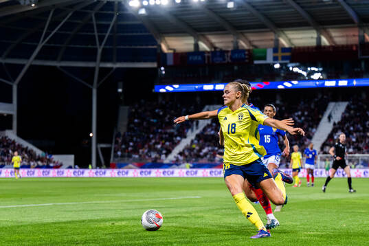 Fridolina Rolfö of Sweden and Kenza Dali of France