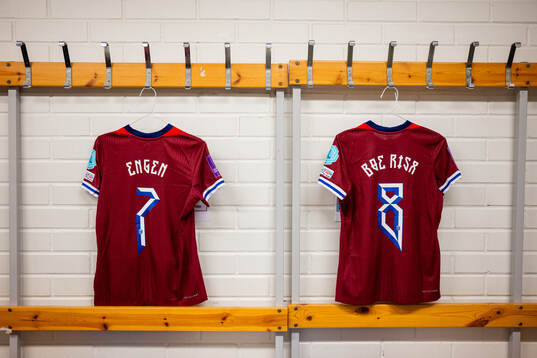 The kits of Ingrid Syrstad Engen and Vilde Bøe Risa of