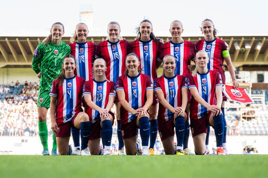 The starting eleven of Norway pose for a team photo