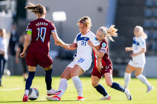 Oona Sevenius of Finland and Thea Bjelde of Norway