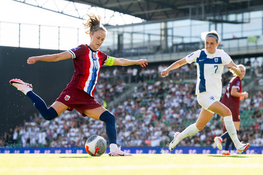 Caroline Graham Hansen of Norway and Joanna Tynnilä of