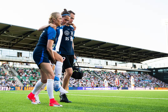 Joanna Tynnilä of Finland leaves the field with an injury
