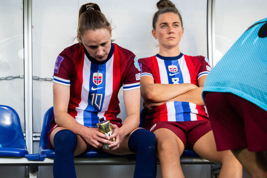 Caroline Graham Hansen and Vilde Bøe Risa look dejected