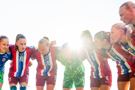 Goalkeeper Aurora Mikalsen, Caroline Graham Hansen, Frida