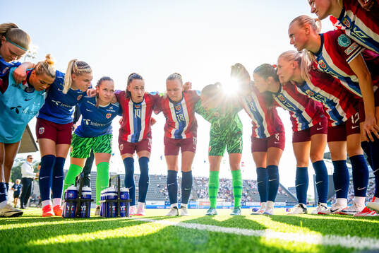 Sophie Román Haug, goalkeeper Aurora Mikalsen, Caroline
