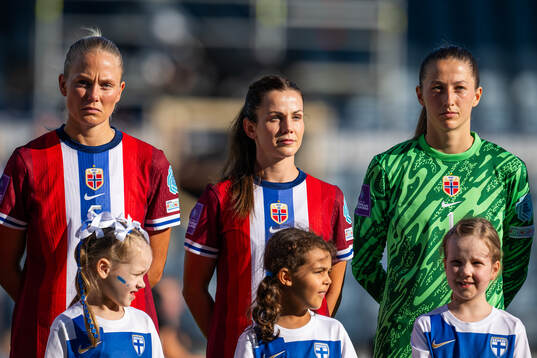 Guro Bergsvand, Tuva Hansen and goalkeeper Cecilie