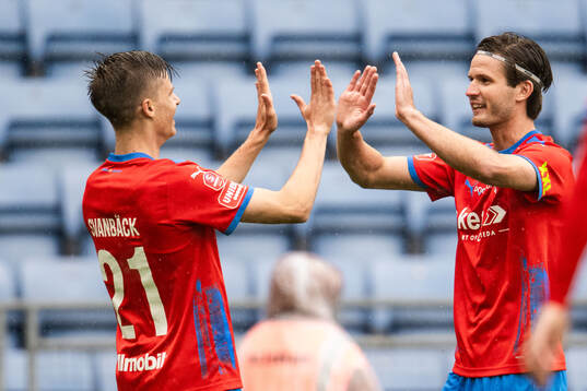 Helsingborgs Adrian Svanbäck jublar med Wilhelm Loeper