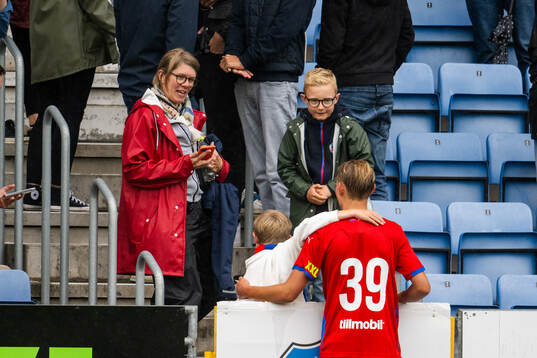 Helsingborgs Alvin Nordin poserar med supportrar