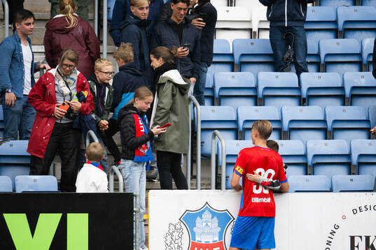 Helsingborgs Alvin Nordin poserar med supportrar